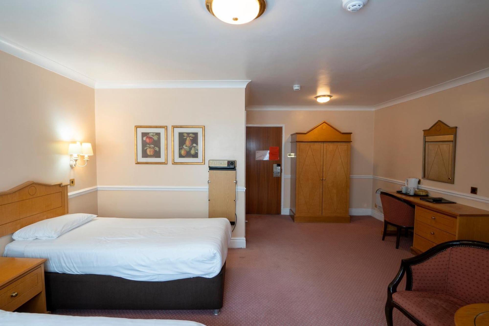 Beaufort Park Hotel Mold Extérieur photo